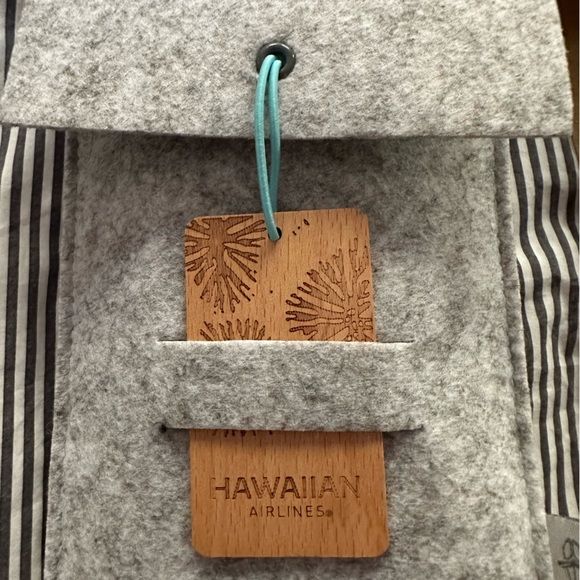 Hawaiian Airlines first class amenities kit - Picture 2 of 5